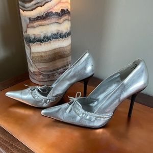 Wild Diva Shiny Silver Pointy-Toed , Ruffle/Bow Heels. Silver. Size 10M